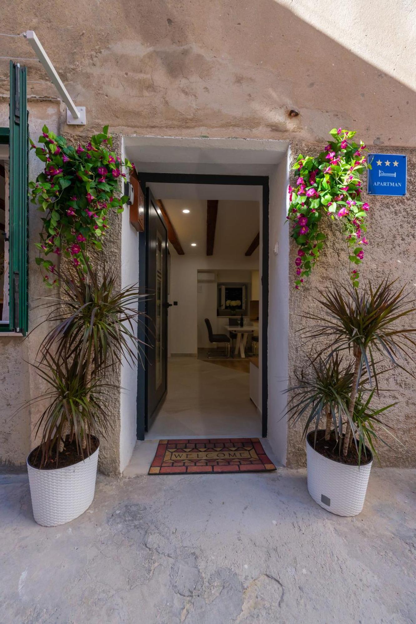 Apartmán Bernard Deluxe Renovated Peaceful Old Town Gem Split Exteriér fotografie